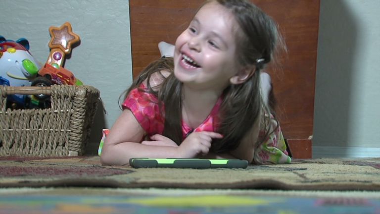 طفل يمارس ألعاب الفيديو - أرشيفية