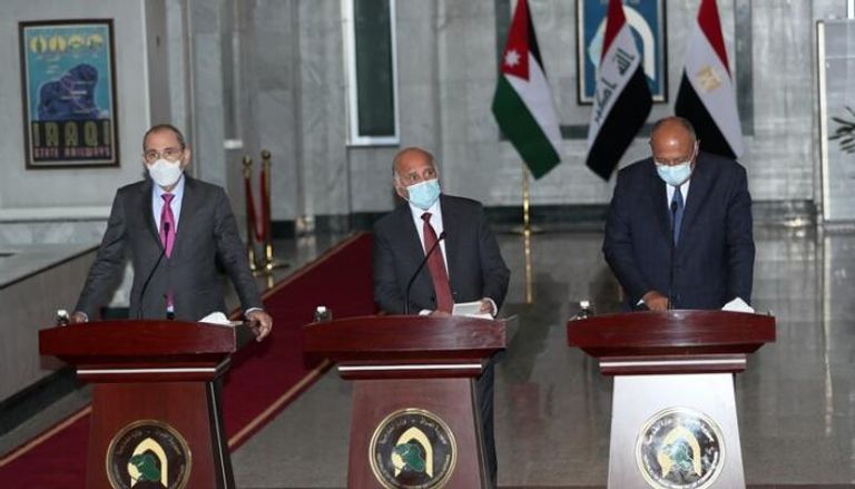 وزراء خارجية مصر والأردن والعراق في مؤتمر سابق