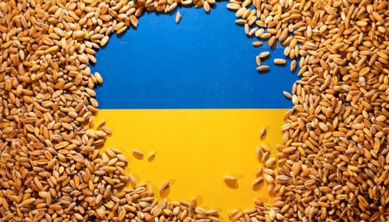العلم الأوكراني مغطى بالحبوب