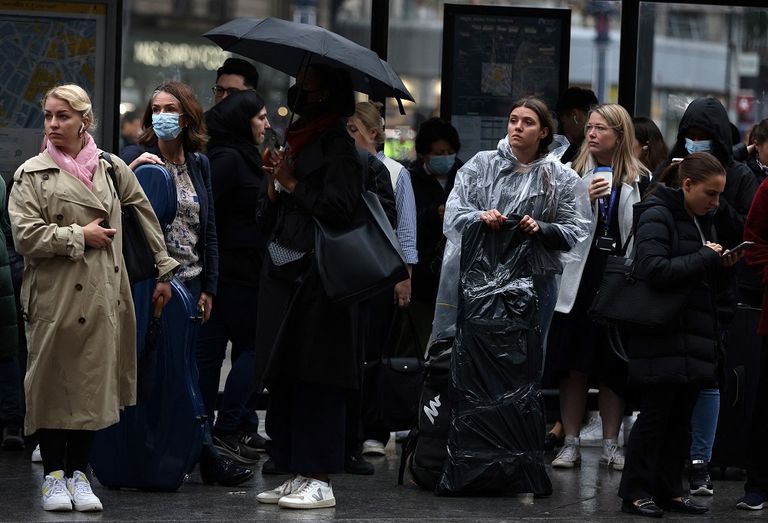 طوابير ممتدة في شوارع لندن انتظارا لوسيلة مواصلات