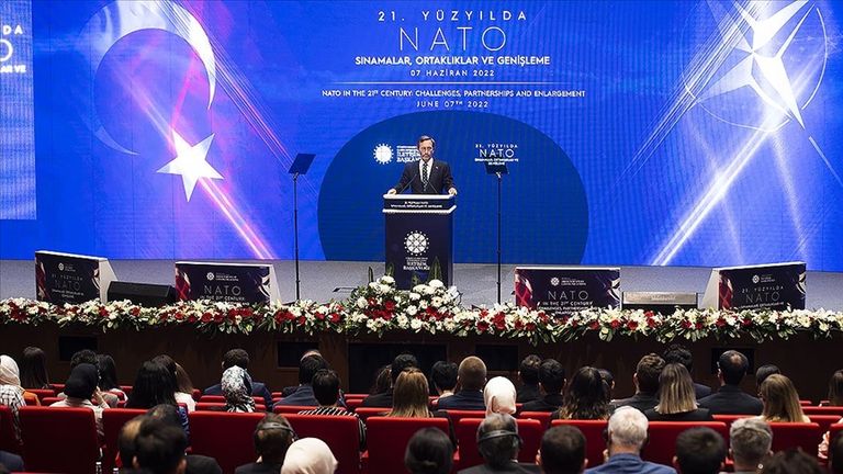 فخر الدين ألطون خلال مشاركته بالمنتدى في أنقرة