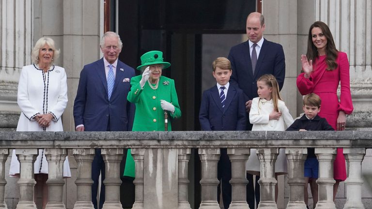 أحدث صورتين لليليبت بمفردها ومع والدتها ميجان ماركل