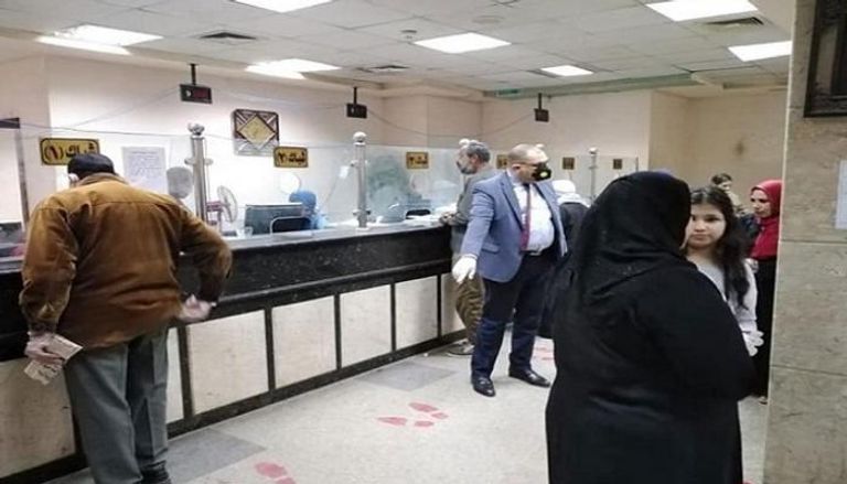 مصر تعرض حلول لأزمة توقف بطاقات المعاشات الزرقاء