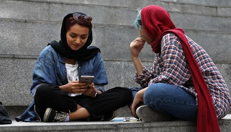 إيرانيات يستخدمن الإنترنت - أرشيفية