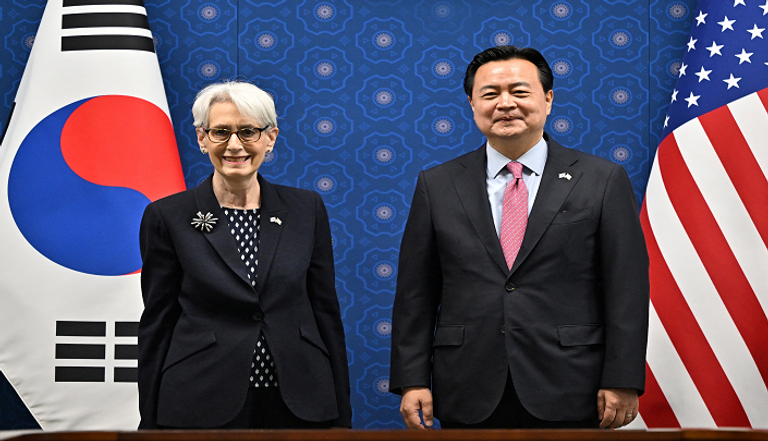 جانب من لقاء ويندي شيرمان وتشو هيون-دونج