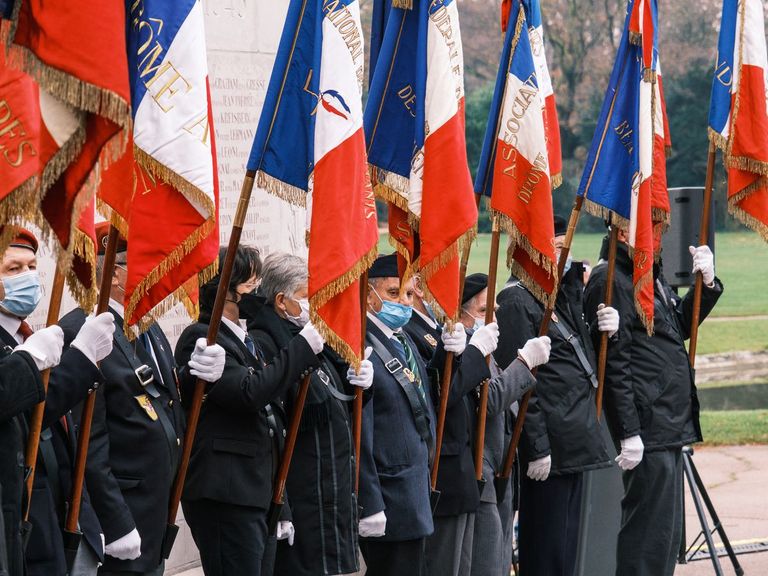 الحركى جزائريون خدموا مع الجيش الفرنسي الرئيسان الجزائري عبد المجيد تبون والفرنسي إيمانويل ماكرون