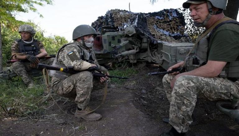 وحدة مدفعية أوكرانية مع مدفعها القديم المضاد للدبابات في منطقة خيرسون