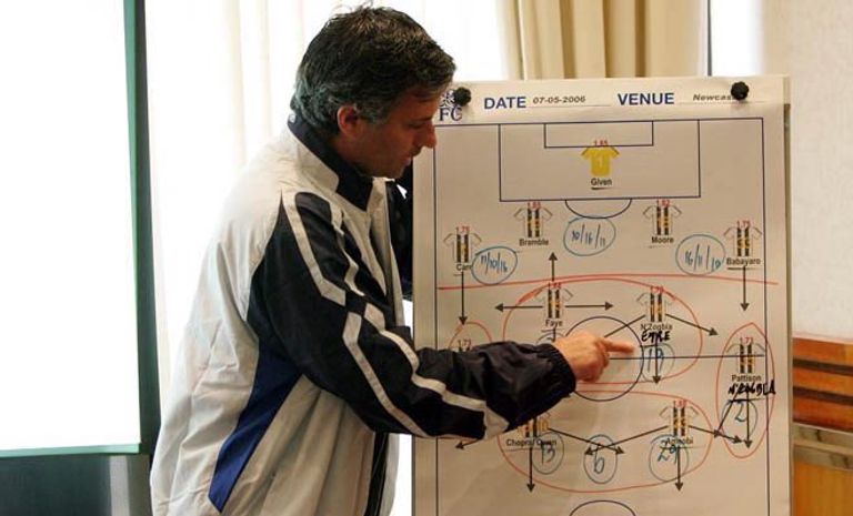 ليونيل ميسي يقوم بدوره الدفاعي مع باريس سان جيرمان