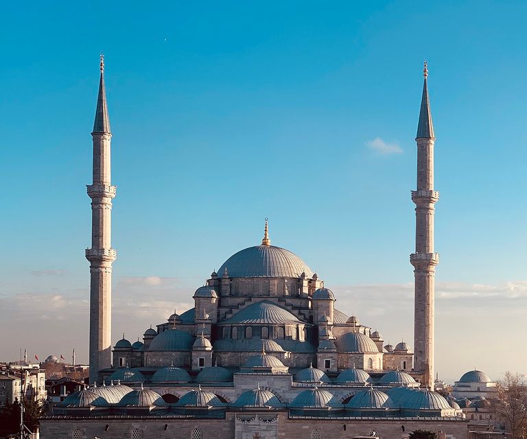 مسجد الفاتح أهم أماكن السياحة في البحرين أشهر أماكن السياحة في البحرين وتكاليف السفر إليها
