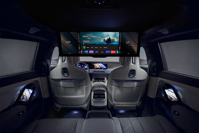 BMW Theater Screen شاشة طراز فورد موستانج الكهربائي
