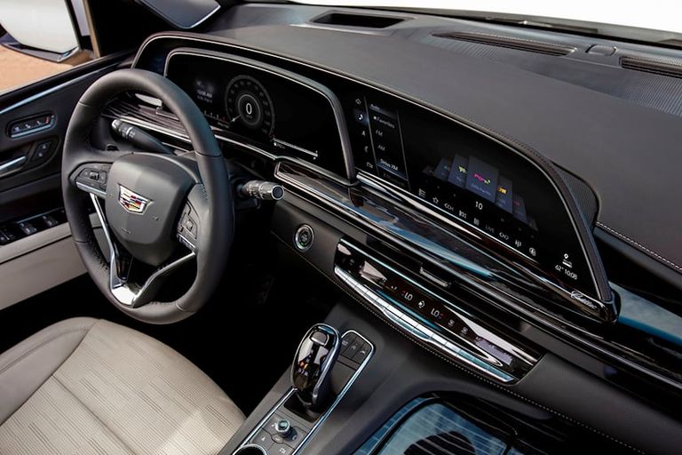 Cadillac Curved OLED Display شاشة طراز فورد موستانج الكهربائي