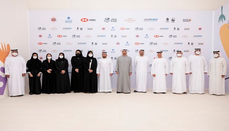 الشيخ محمد بن زايد آل نهيان يستمع لشرح حول المبادرة