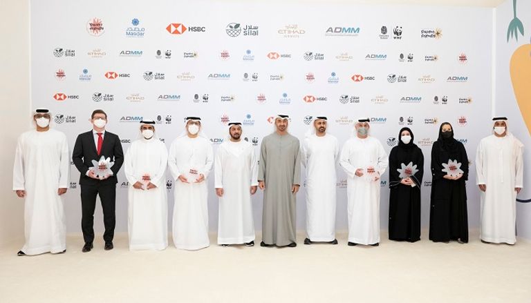 الشيخ محمد بن زايد آل نهيان يستمع لشرح حول المبادرة