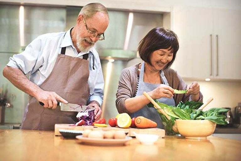 الكشف عن علاقة مثيرة للاهتمام بين النظام الغذائي وصحة العين والعمر