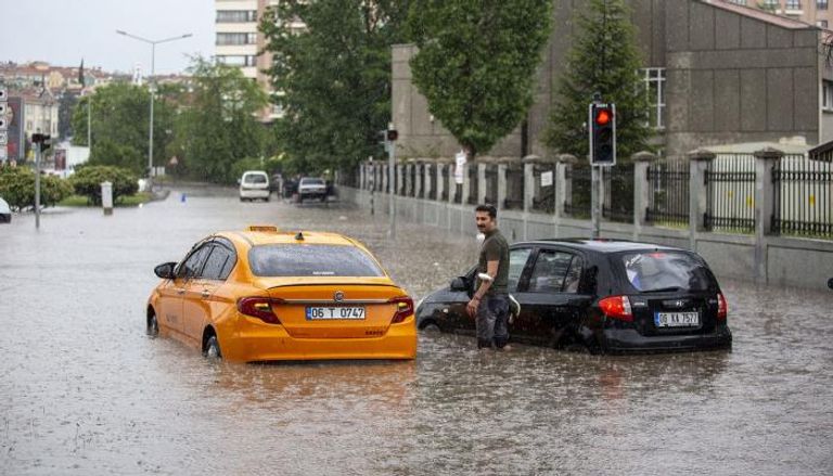 المياه تغمر أحد شوارع أنقرة