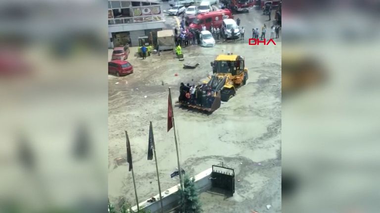 المياه تغمر أحد شوارع أنقرة
