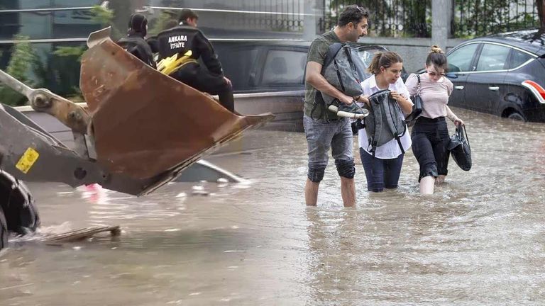 المياه تغمر أحد شوارع أنقرة