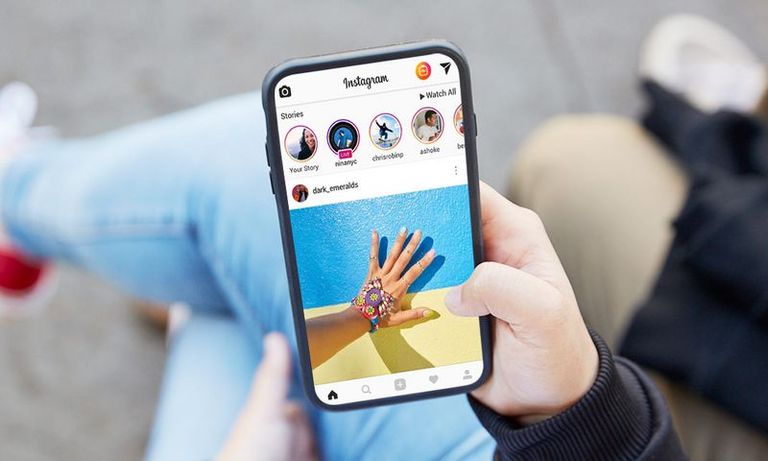 مراهقة تتصفح الإنترنت أثناء تناولها الطعام - أرشيفية