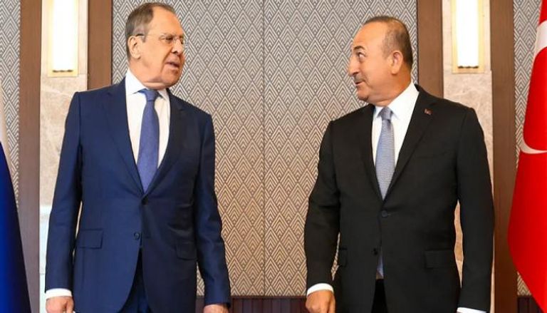 وزير الخارجية الروسي سيرغي لافروف مع نظيره التركي مولود تشاوش أوغلو