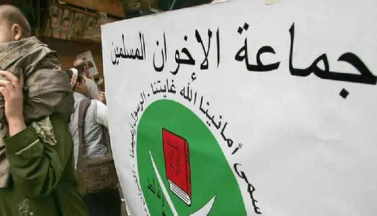 لافتة تحمل شعار جماعة الإخوان المسلمين