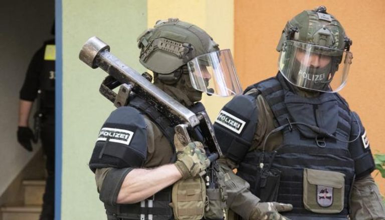 عناصر الشرطة الألمانية في شقة الجاني