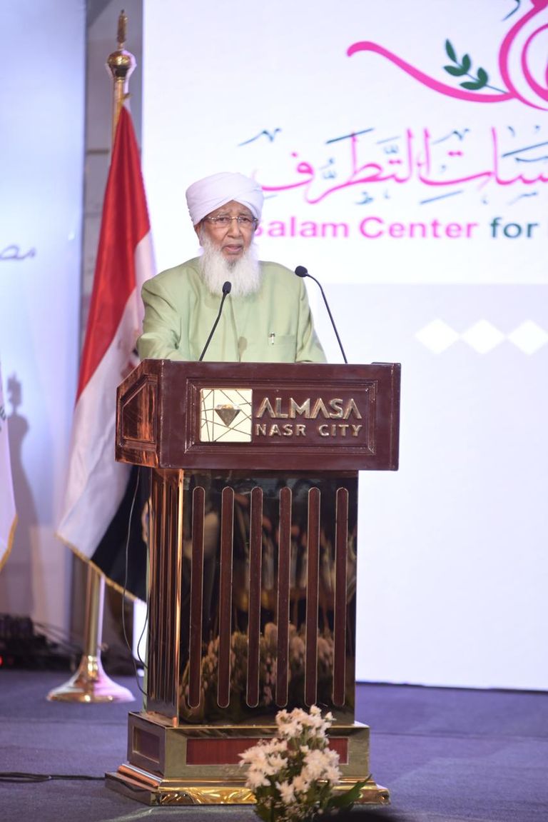 الشيخ أبوبكر أحمد في مؤتمر