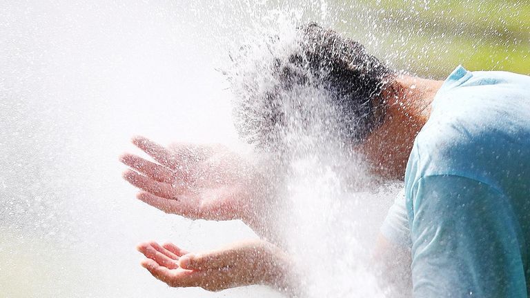 شخص يحمي رأسه بورق من أشعة الشمس - أرشيفية