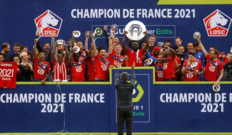 جالتييه يحتفل مع نجوم ليل بلقب الدوري الفرنسي في 2021 باريس سان جيرمان الفرنسي