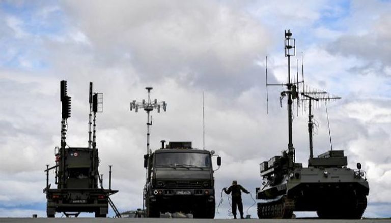 آليات عسكرية روسية مستخدمة في الحرب الإلكترونية- أرشيفية