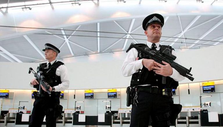 عنصران من الشرطة البريطانية في مطار لندن - أرشيفية