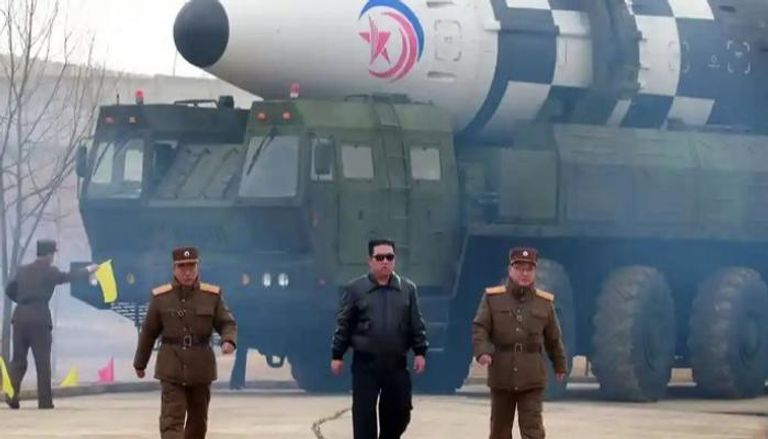 زعيم كوريا الشمالية وفي الخلف أحد الصواريخ - أرشيفية