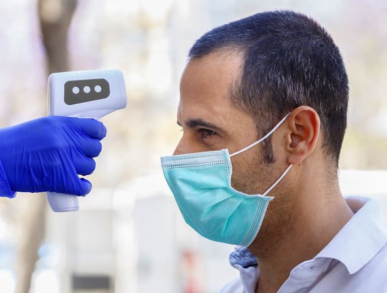 أشخاص يرتدون الكمامة