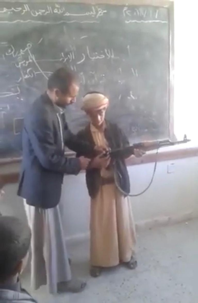 طفل حوثي في صفوف المليشيات الإرهابية