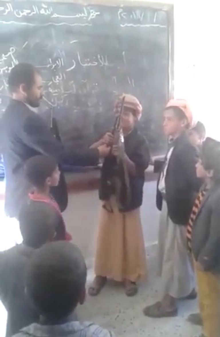 طفل حوثي في صفوف المليشيات الإرهابية