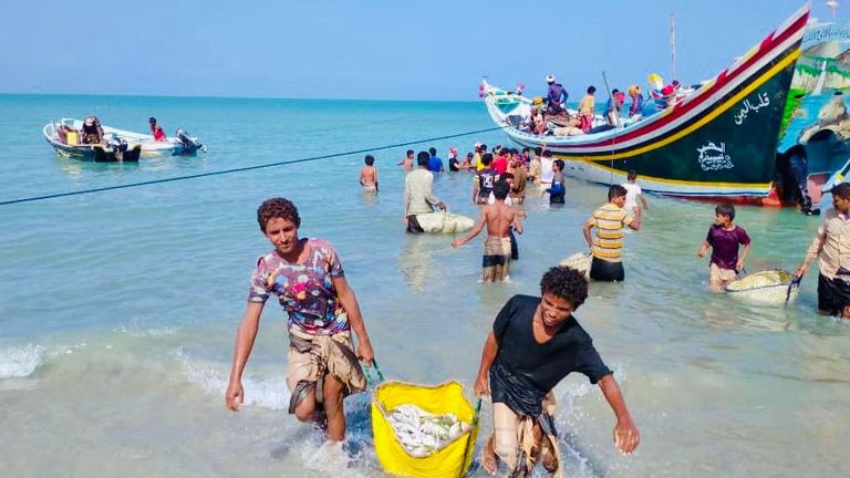 أزمة ناقلة صافر  النفطية تهدد صيادين اليمن أزمة ناقلة صافر  النفطية تهدد صيادي اليمن