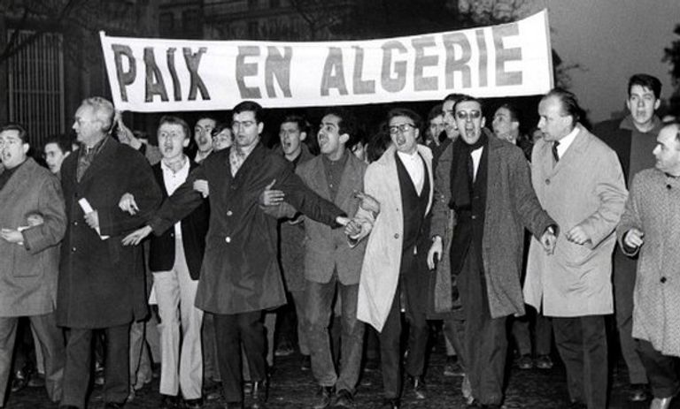 جزائريون خرجوا مطالبين باستقلال بلادهم في باريس في 17 أكتوبر 1961 جزائرية تترحم على أرواح شهداء المقاومة الشعبية ضد الاحتلال الفرنسي - أرشيفية