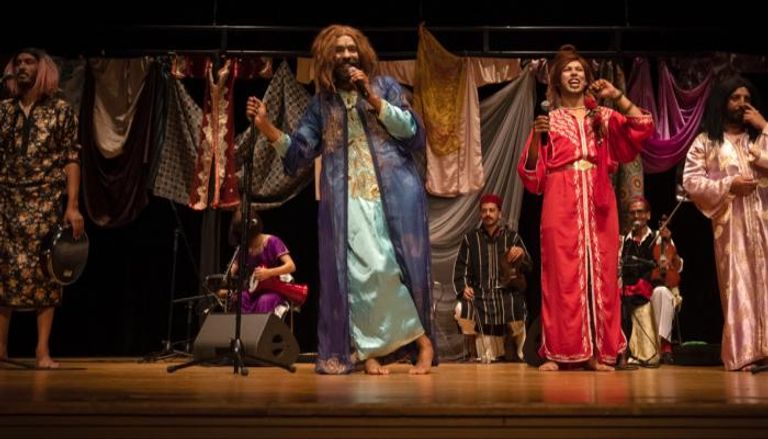 فنانون في أزياء نسائية لإحياء تراث "العيطة" الشعبي بالمغرب