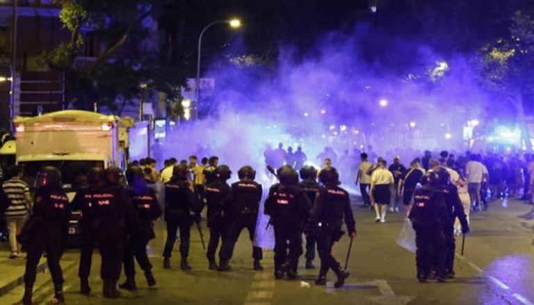 آثار اشتباكات بين الشرطة الفرنسية ومشجعي ليفربول بباريس
