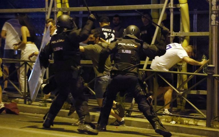 آثار اشتباكات بين الشرطة الفرنسية ومشجعي ليفربول بباريس