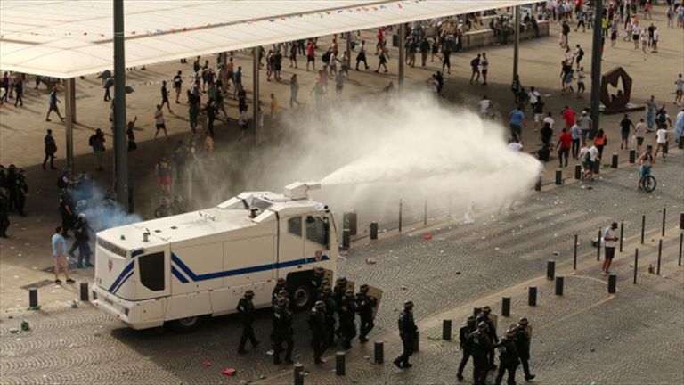 آثار اشتباكات بين الشرطة الفرنسية ومشجعي ليفربول بباريس