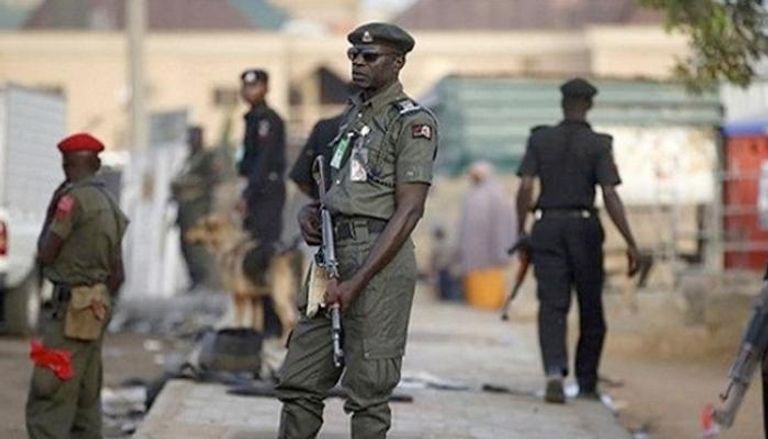 عناصر من الشرطة النيجيرية في موقع هجوم سابق
