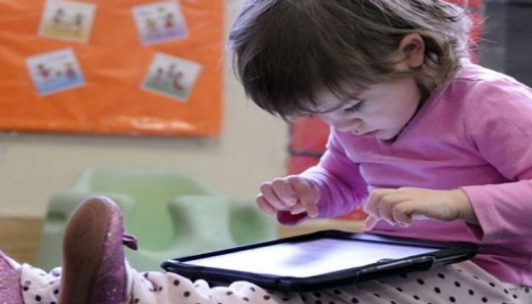 أضرار التحديق طويلا في الشاشات تصل للدماغ