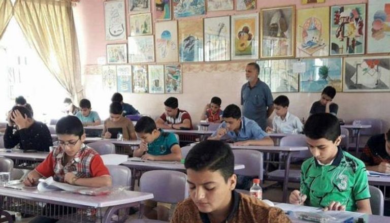 طلاب عراقيون يؤدون الامتحانات (أرشيفية)