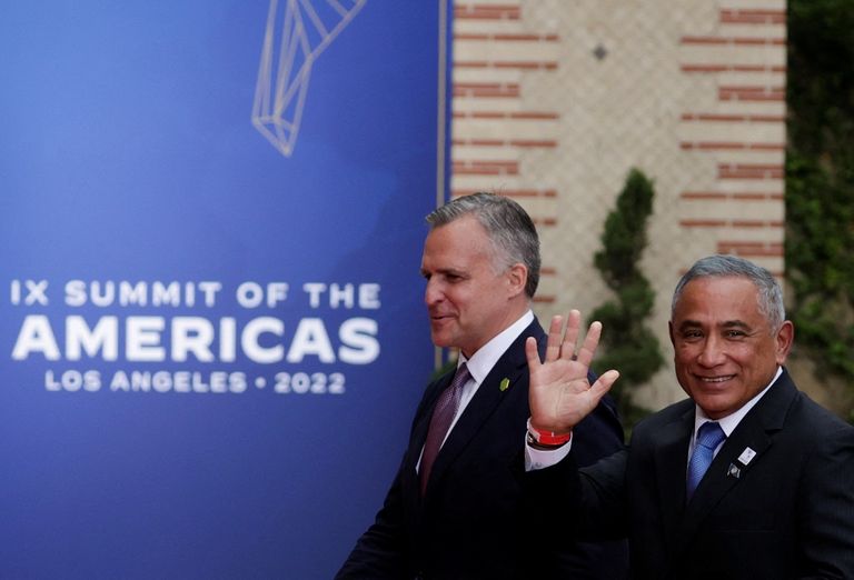 منصة قمة الأمريكتين في لوس أنجلوس- رويترز