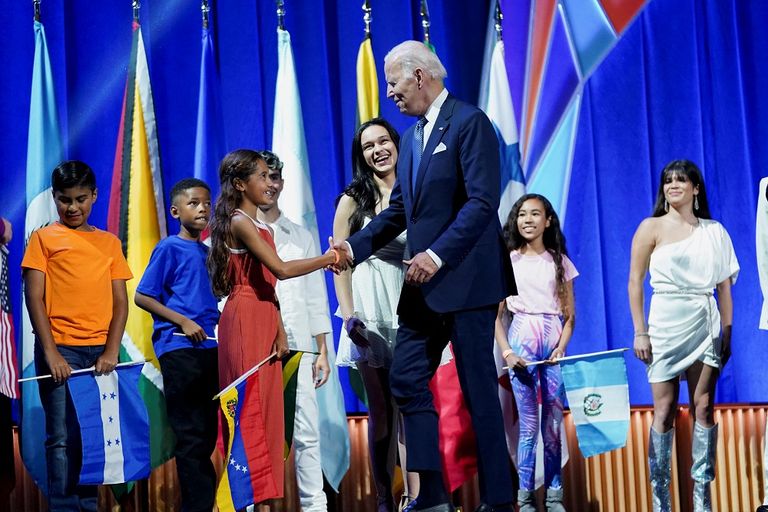 منصة قمة الأمريكتين في لوس أنجلوس- رويترز