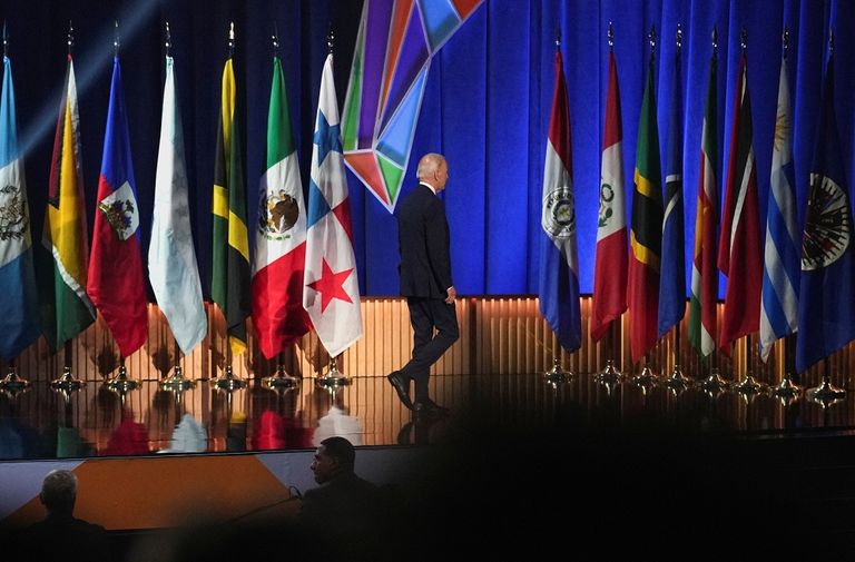 منصة قمة الأمريكتين في لوس أنجلوس- رويترز