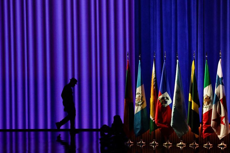 منصة قمة الأمريكتين في لوس أنجلوس- رويترز