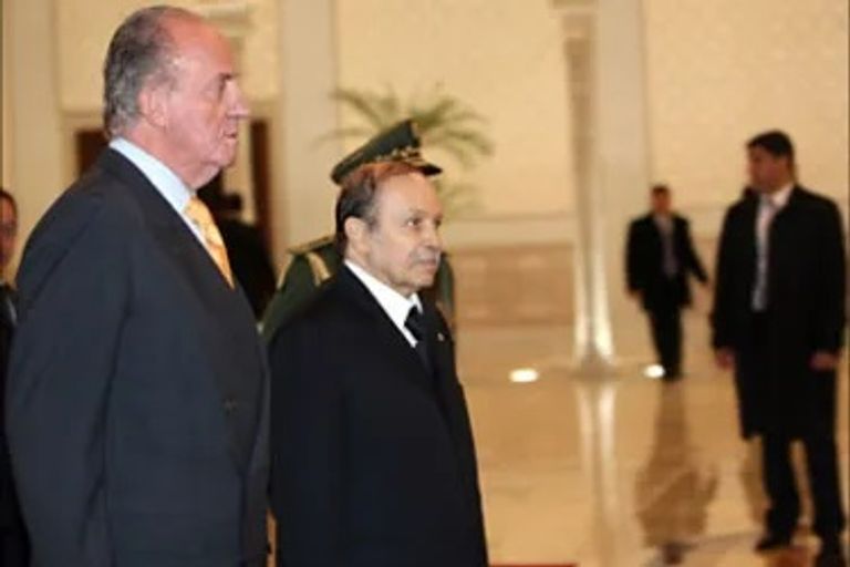 الرئيس الجزائري الراحل عبد العزيز بوتفليقة والعاهل الإسباني السابق خوان كارلوس توقيع معاهدة الصداقة بين الرئيس الجزائري الراحل ورئيس الوزراء الإسباني الأسبق