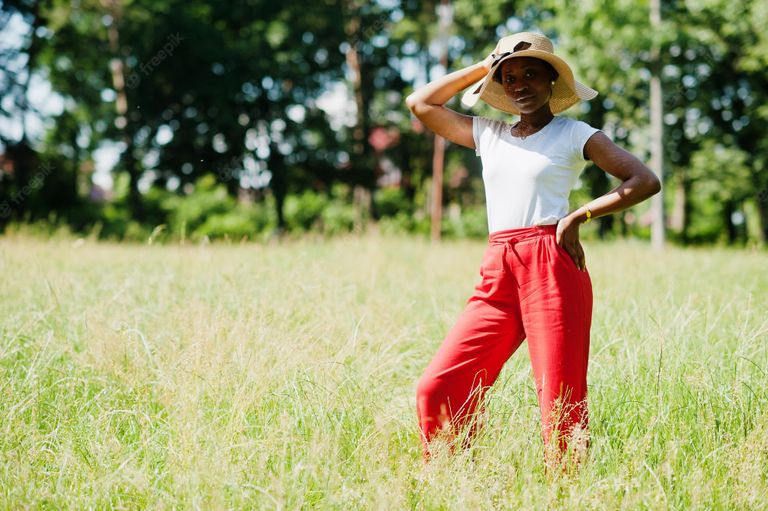 القميص الأبيض من القطع الأساسية في حقيبة المصيف