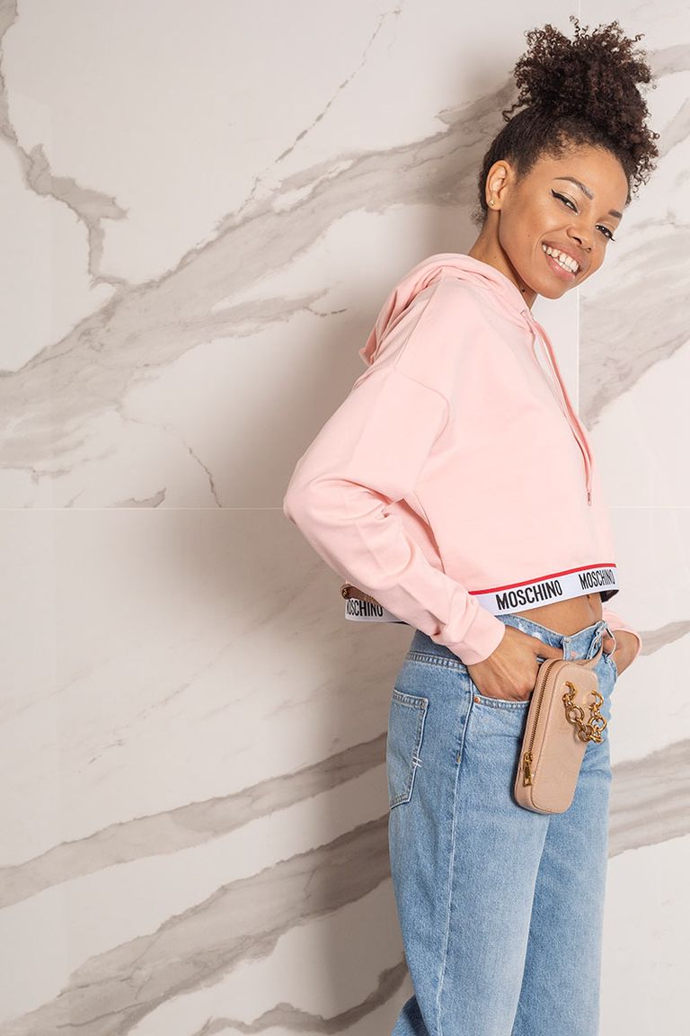 القميص الأبيض من القطع الأساسية في حقيبة المصيف